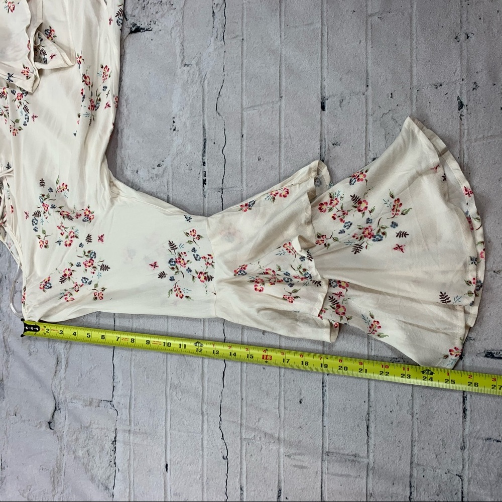 ❗️Sale ❗️ ' Floral Printed Flare Sleeve Blouse - Picture 8 of 8